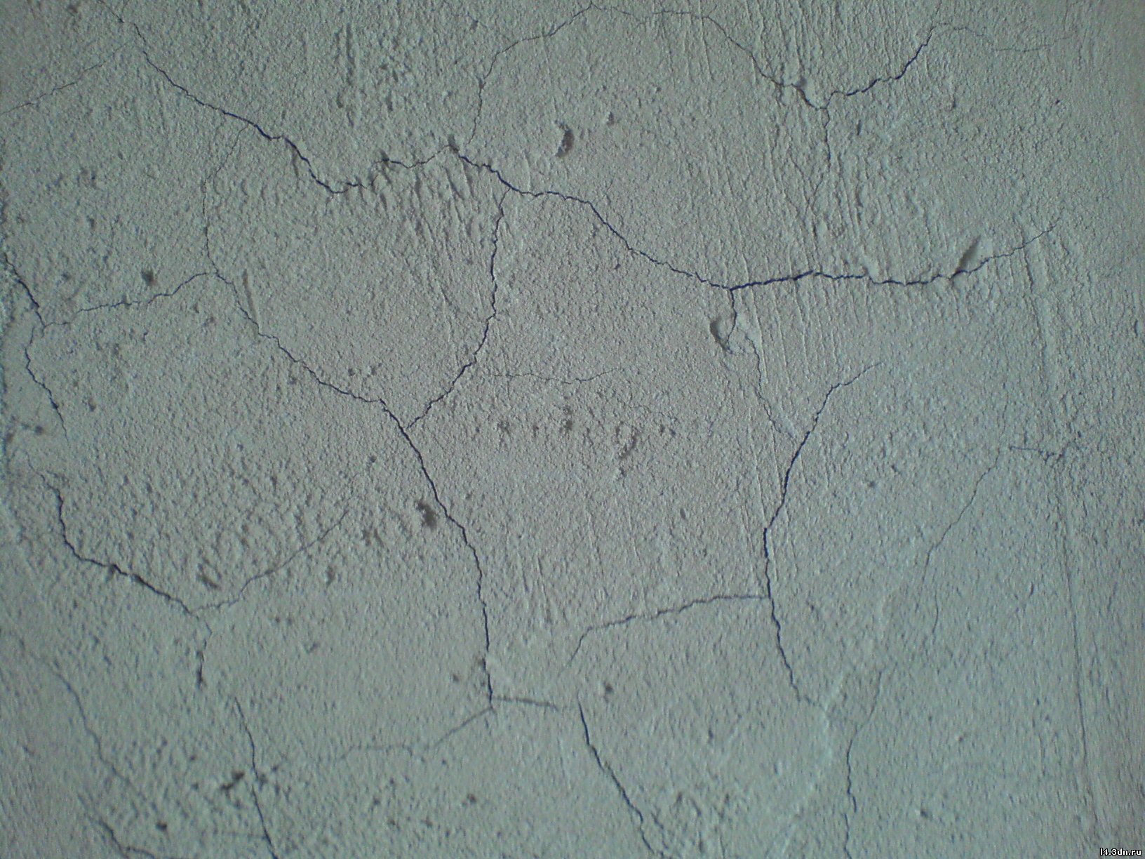 Трещины стены причины. Усадочные трещины в штукатурке. Фасадная штукатурка трещины. Трещины на цементной штукатурке. Трещина на штукатурке на стене.